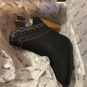 NEW! Qupid Black Ankle Boots with Embroidery